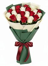 Букет Микс из красных и белых роз в Ишимбае