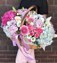 Композиция солнечный день в Ишимбае Цветочная композиция из Розы, Хризантемы, Пионы и Лизиантусы в корзине в Ишимбае