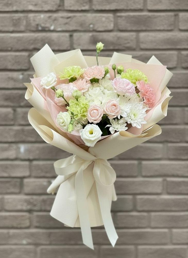 Букет цветов из: Гвоздики, Розы, Лизиантусы и Хризантемы в Ишимбае