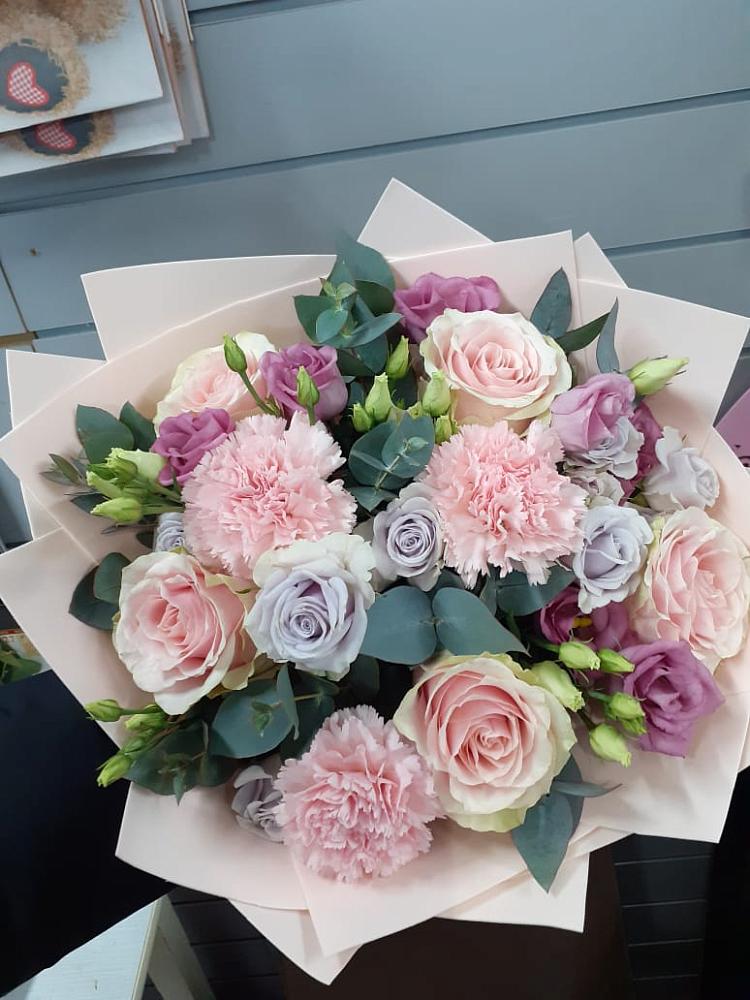 Букет цветов из: Розы, Гвоздики и Лизиантусы в Ишимбае