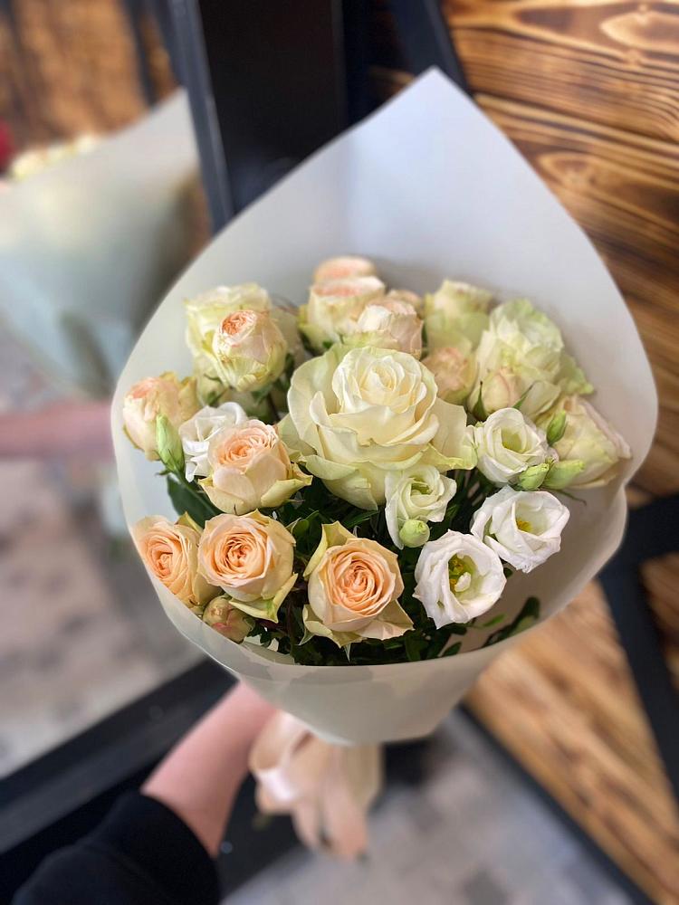 Букет цветов из: Розы и Лизиантусы в Ишимбае